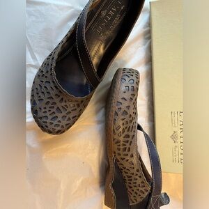L artiste shoes, brand new in box size 7.5 womens